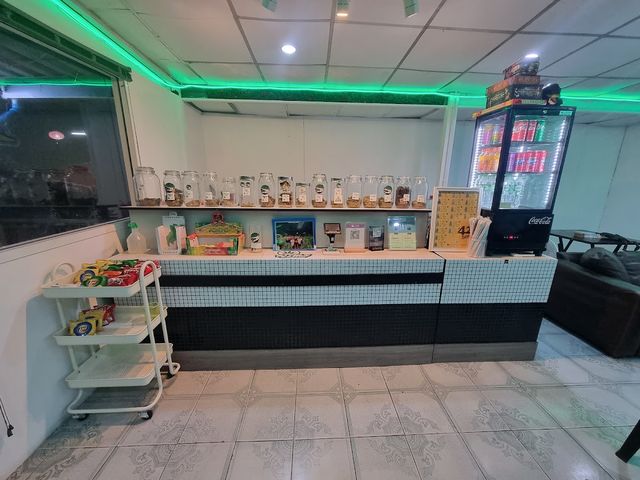 INT&WEED storefront