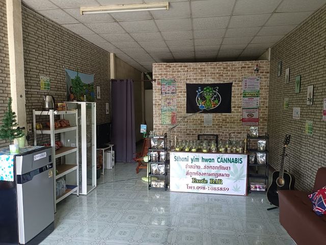 สถานียิ้มหวาน Cannabis storefront
