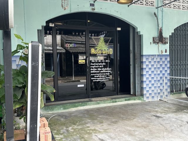 Ruso-Weed storefront